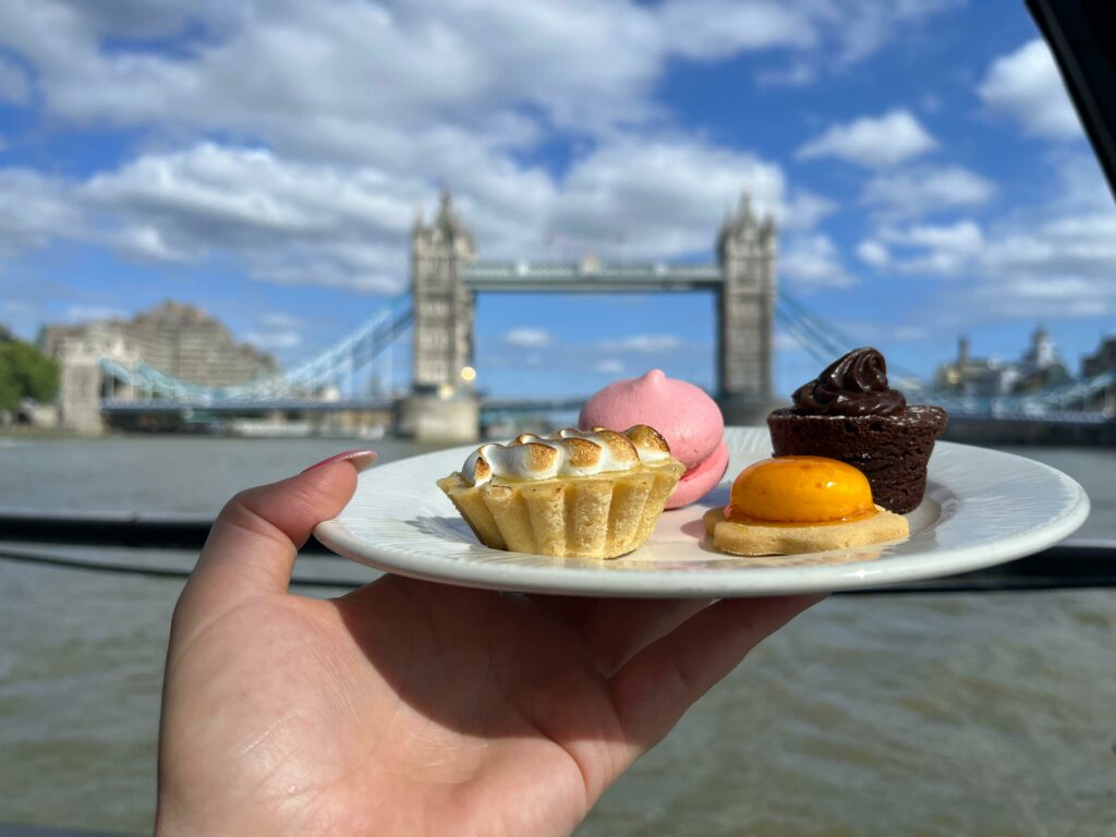 אפטרנון טימזה
אפטרנון טי על התמזה
afternoon tea
