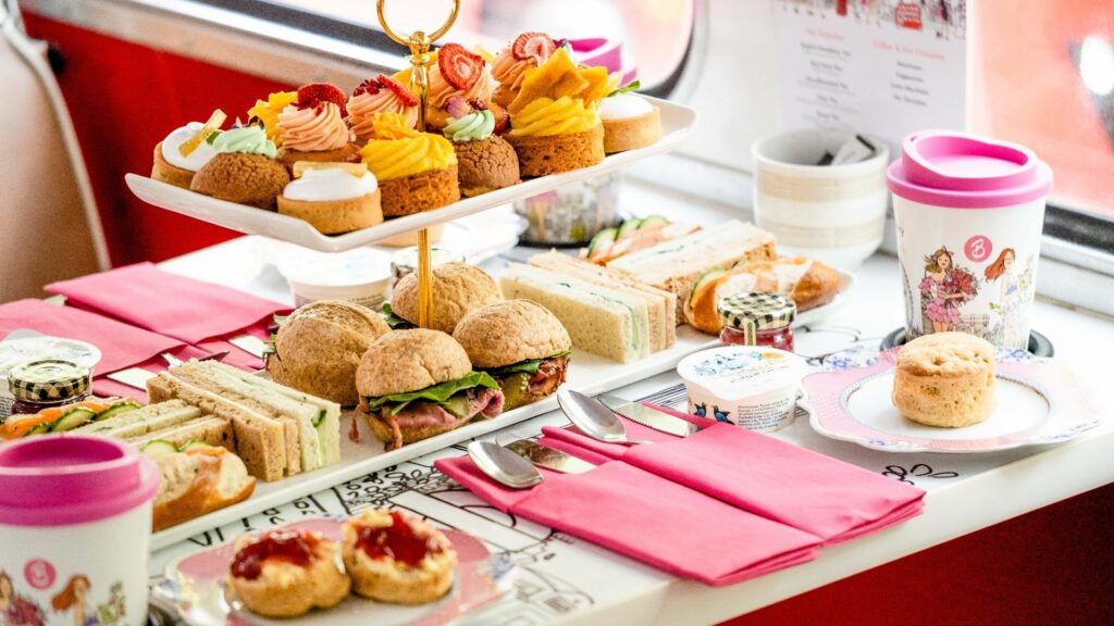 אפטרנון טי באוטובוס תיירים
afternoon tea sightseeing